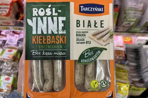 Roślinne kiełbaski z boczniakiem, bez kęsa mięsa. Gdzie kupić? Tarczyński białe, wegańskie, bez konserwantów.