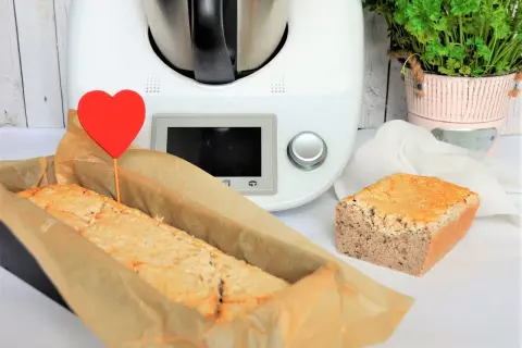Pyszne, domowe wypieki bezglutenowe przygotowane w Thermomixie. Na zdjęciu chleb w keksówce i kromka chleba.