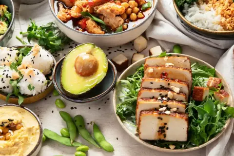 Zdrowe posiłki: hummus, ryż z edamame, sałatka z tofu, awokado i pizza. Idealne przepisy na zdrowe jelita.
