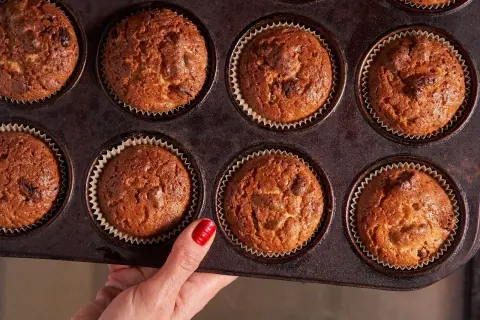 Gotowe zdrowe muffinki z czekoladą, idealne na drugie śniadanie. Oto przepis na zdrowe muffinki!
