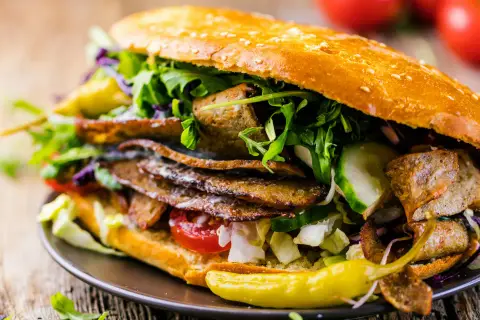 Pyszny kebab wegetariański z warzywami i sosami. Zastanawiasz się, ile kalorii ma kebab wegetariański? Ten wygląda na sycący!