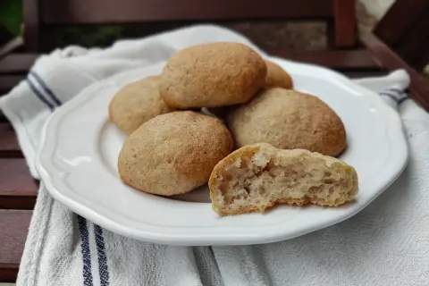 Pyszne, domowe bulki bezglutenowe. Przepis na nie jest prosty, a efekt zachwyca. Idealne na śniadanie.