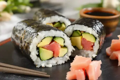 Z czym zrobić sushi wegetariańskie? Rolki z awokado, mango i tofu, podane z imbirem i sosem sojowym.