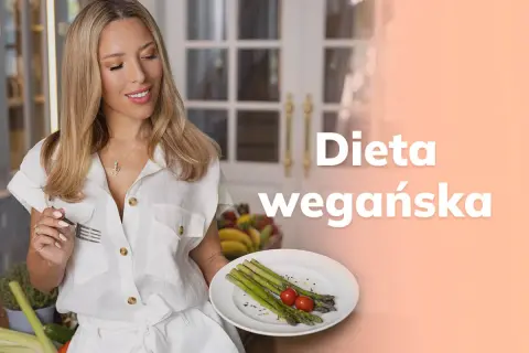 Kobieta z widelcem i talerzem szparagów zastanawia się, czy dieta wegańska jest zdrowa.