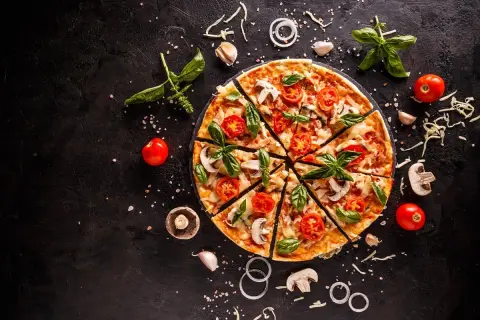 Pyszna pizza wegetariańska z pomidorami i bazylią. Zastanawiasz się, ile kalorii ma pizza wegetariańska?