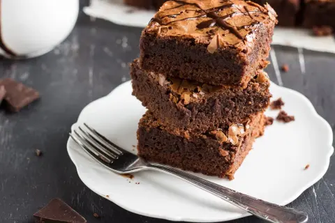 Pyszne, wilgotne brownie ułożone na talerzyku, idealne do kawy. To przepis na zdrowe ciasto, które zachwyci każdego.
