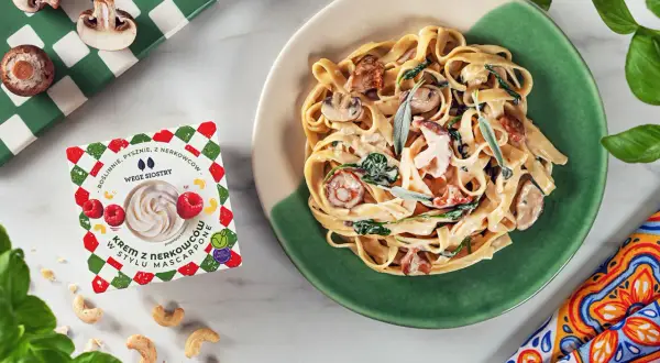 Pyszny makaron z grzybami i szpinakiem w kremowym sosie. Gdzie kupić wegańskie mascarpone? Na opakowaniu jest podpowiedź!