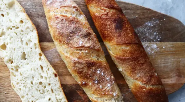 Chrupiąca bagietka bezglutenowa, idealna na kanapki. Oto prosty przepis na domową bagietkę bez glutenu.