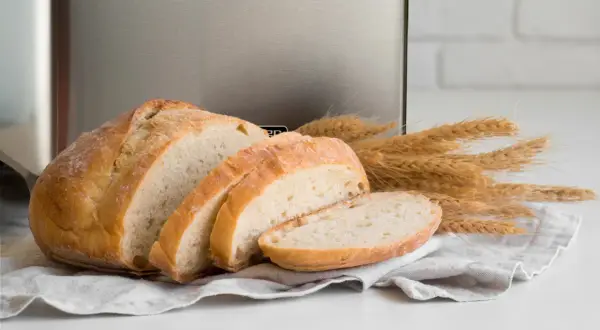 Świeżo upieczony chleb z maszyny, idealny na zdrowy posiłek. Ten przepis na zdrowy chleb z maszyny jest prosty i pyszny.