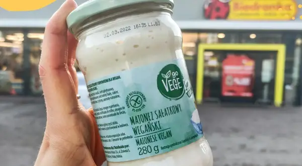 Słoik wegańskiego majonezu Go Vege, idealny do sałatek. Gdzie kupić? W Biedronce!