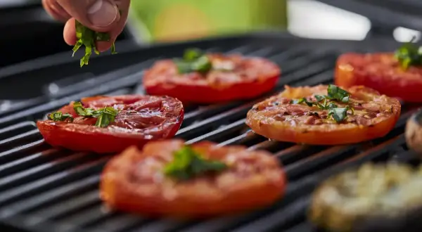 Pomidory na grillu, posypywane ziołami. Idealne co na grilla wegetariańskie, smak lata.