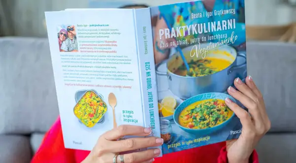 Książka "Praktykulinarni: Dziś na obiad, jutro do lunchboxa. Wege" pokazuje, co można jeść na diecie wegetariańskiej. Dania z soczewicy, makaronu, warzyw.