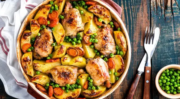 Pyszne pieczone udka kurczaka z ziemniakami, marchewką i groszkiem. Idealne na dietę bezglutenową przepisy.