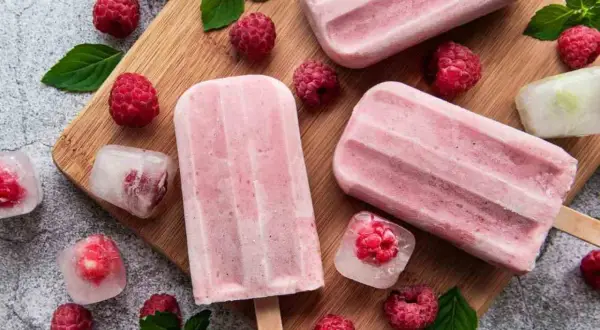Malinowe lody na patyku i kostki lodu z malinami. Idealne przepisy na zdrowe lody, które zachwycą każdego.