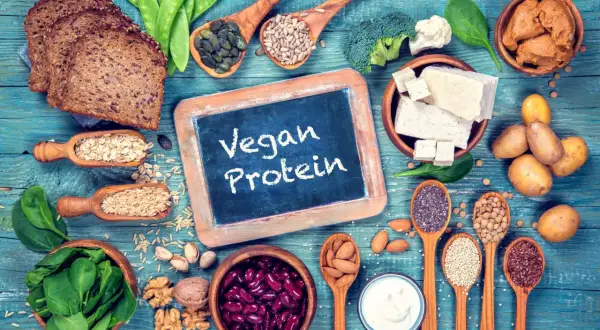 Jak uzupełniać białko w diecie wegetariańskiej? Tofu, soczewica, orzechy, nasiona chia, siemię lniane, płatki owsiane, fasola, brokuły, szpinak i pełnoziarniste pieczywo to świetne źródła.