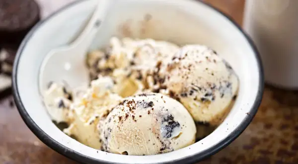 Pyszne lody proteinowe z kawałkami ciastek. Idealne, gdy zastanawiasz się, jak zrobić lody proteinowe.