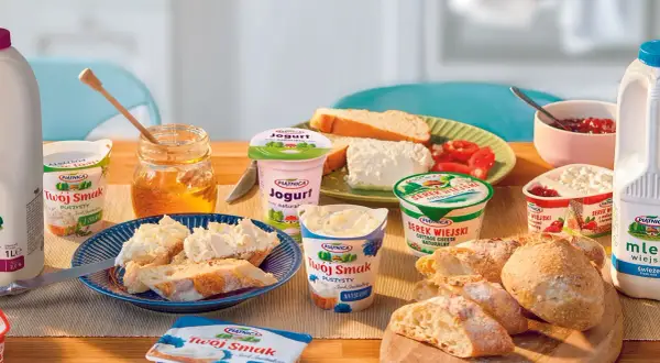 Piatnica roślinna gdzie kupić? Pyszne produkty nabiałowe i pieczywo na stole.