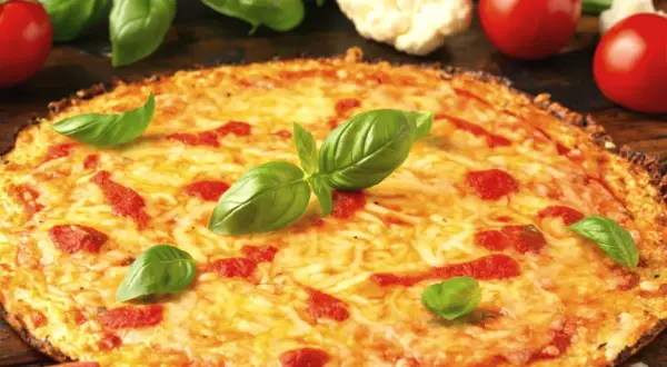 Pyszna pizza bezglutenowa z pomidorami i bazylią. Idealny przepis dla każdego!