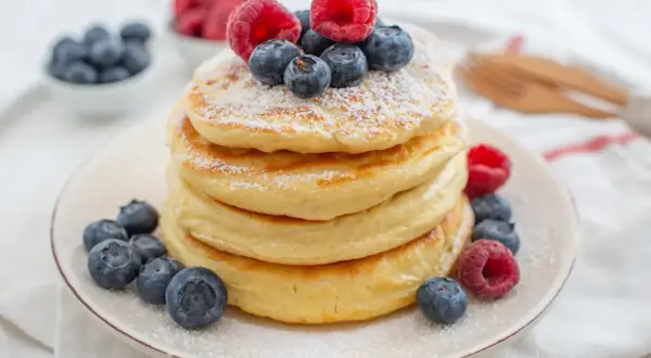 Puszyste pancakes z jagodami i malinami, idealne na zdrowe śniadanie. Ten przepis na zdrowe pancakes zachwyci każdego!