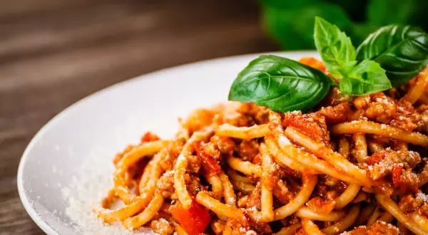 Pyszne wegetariańskie spaghetti z sosem pomidorowym i bazylią. Idealny pomysł na obiad, jak zrobić wegetariańskie spaghetti.