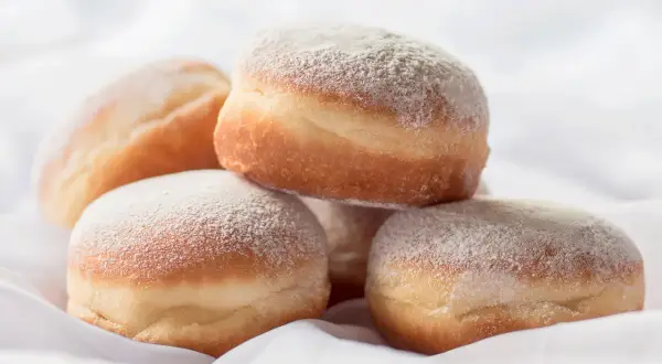 Pyszne pączki bezglutenowe posypane cukrem pudrem. Idealne na tłusty czwartek, oto przepis!