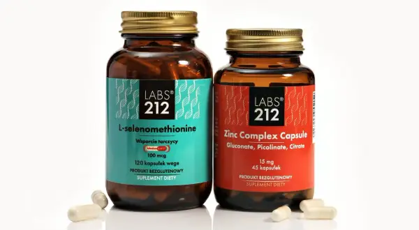 Dwie butelki suplementów diety: L-selenometionina i Zinc Complex Capsule. Idealne, by dowiedzieć się, co suplementować na diecie wegetariańskiej.