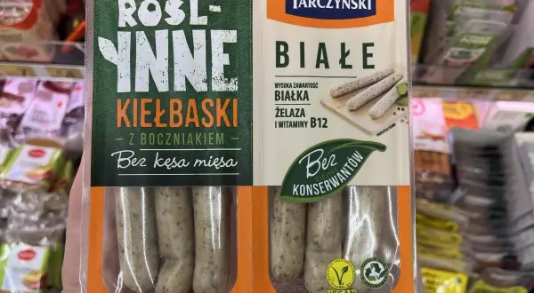 Roślinne kiełbaski z boczniakiem, bez kęsa mięsa. Gdzie kupić? Tarczyński białe, wegańskie, bez konserwantów.
