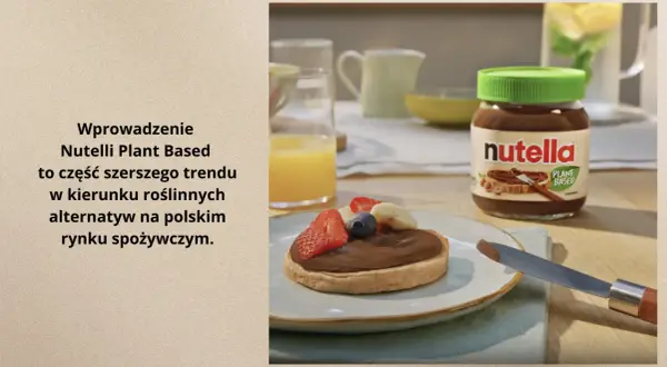 Słoik Nutelli Plant Based i tost z owocami. Czy nutella jest wegańska? Ta wersja jest roślinna, wpisuje się w trend alternatyw na rynku.