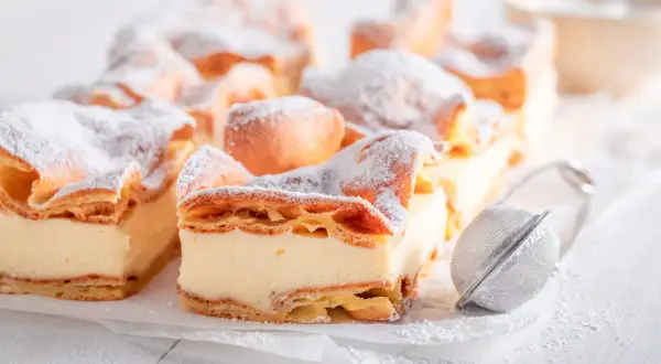 Pyszna karpatka bezglutenowa, oprószona cukrem pudrem. Idealna na deser, gdy szukasz przepisu bez glutenu.