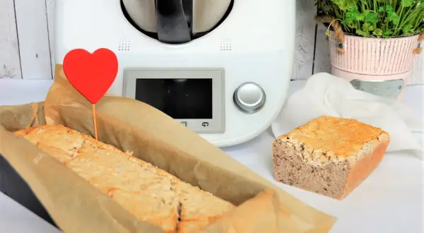 Pyszne, domowe wypieki bezglutenowe przygotowane w Thermomixie. Na zdjęciu chleb w keksówce i kromka chleba.