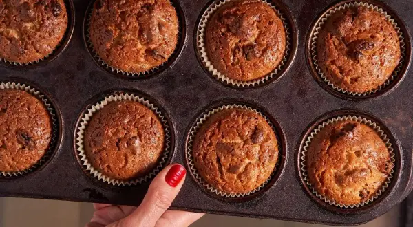 Gotowe zdrowe muffinki z czekoladą, idealne na drugie śniadanie. Oto przepis na zdrowe muffinki!