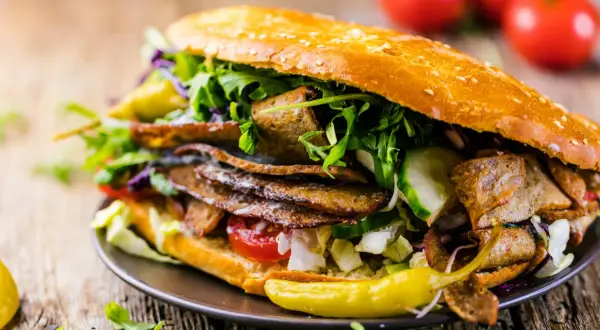 Pyszny kebab wegetariański z warzywami i sosami. Zastanawiasz się, ile kalorii ma kebab wegetariański? Ten wygląda na sycący!