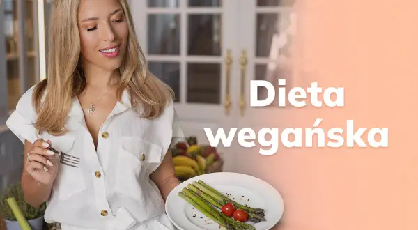Kobieta z widelcem i talerzem szparagów zastanawia się, czy dieta wegańska jest zdrowa.