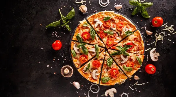 Pyszna pizza wegetariańska z pomidorami i bazylią. Zastanawiasz się, ile kalorii ma pizza wegetariańska?