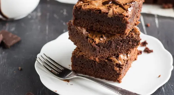 Pyszne, wilgotne brownie ułożone na talerzyku, idealne do kawy. To przepis na zdrowe ciasto, które zachwyci każdego.