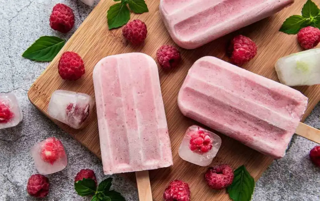 Malinowe lody na patyku i kostki lodu z malinami. Idealne przepisy na zdrowe lody, które zachwycą każdego.
