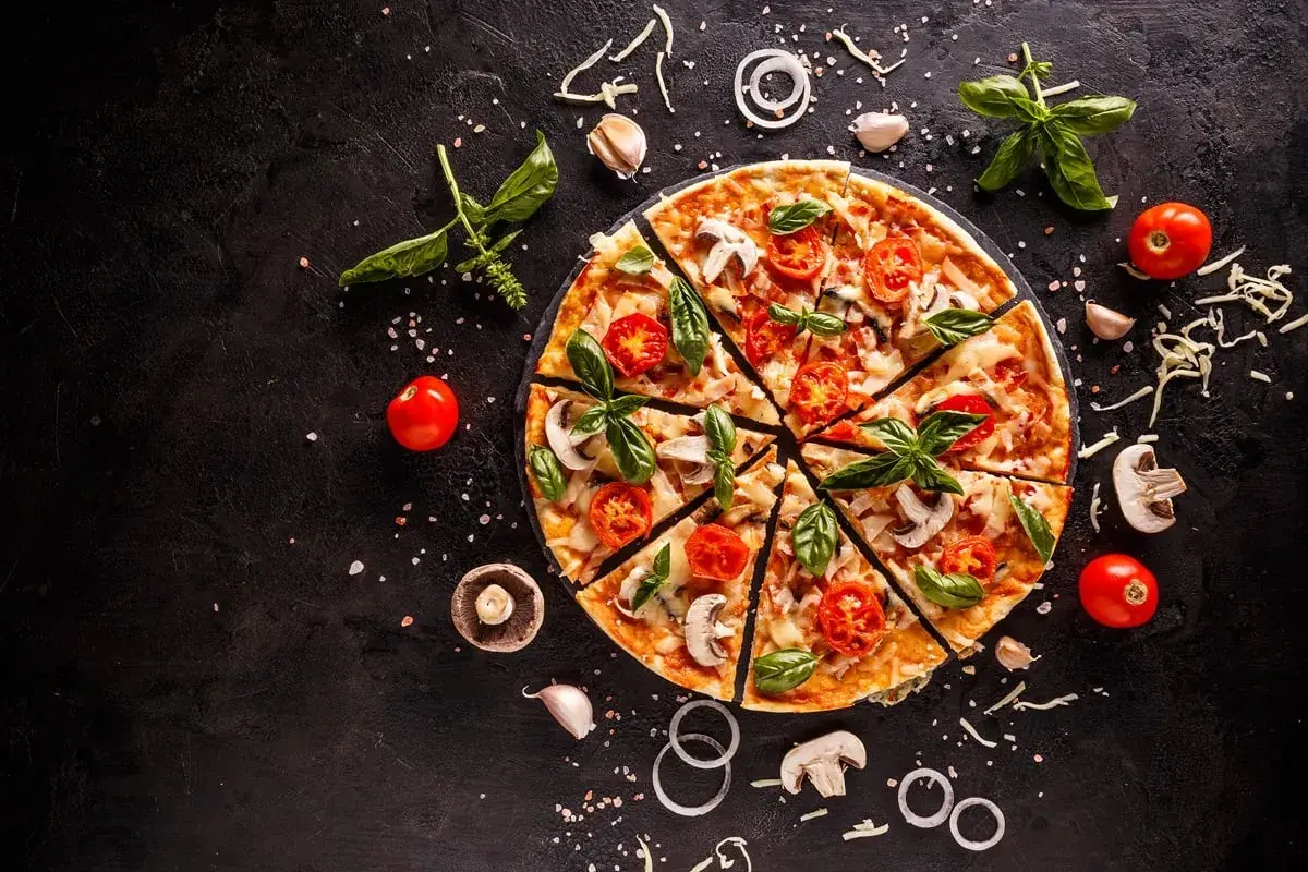 Pyszna pizza wegetariańska z pomidorami i bazylią. Zastanawiasz się, ile kalorii ma pizza wegetariańska?