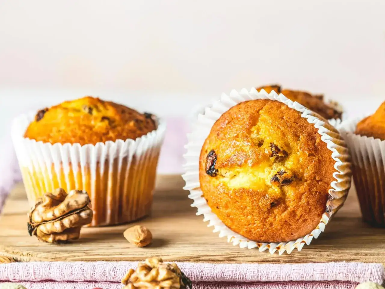 Pyszne, zdrowe muffinki z bakaliami i orzechami. Idealne na śniadanie lub deser. Oto przepis na zdrowe muffinki!