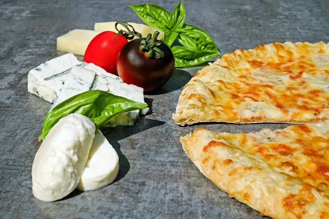 Z czym pizza wegetariańska? Ser pleśniowy, mozzarella, pomidory i bazylia kuszą obok chrupiącego ciasta.