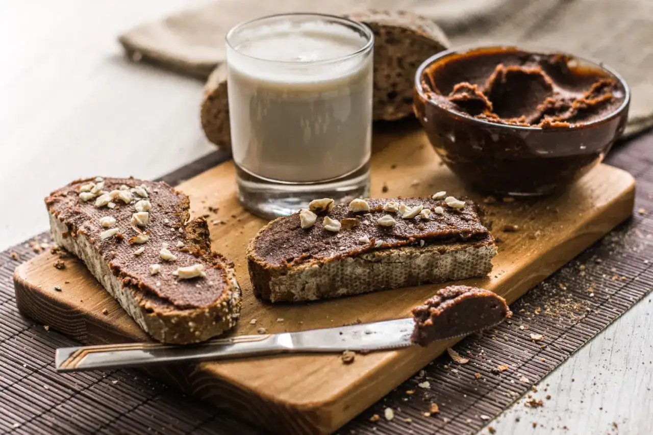 Chleb z kremem czekoladowym i orzechami, idealny na śniadanie. Szukasz inspiracji? Sprawdź nasze dieta bezglutenowa przepisy!