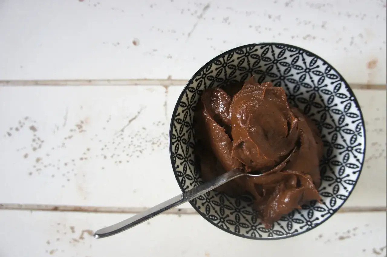 Miska z kremem czekoladowym, który wygląda jak Nutella. Czy nutella jest wegańska? To pytanie nurtuje wielu.