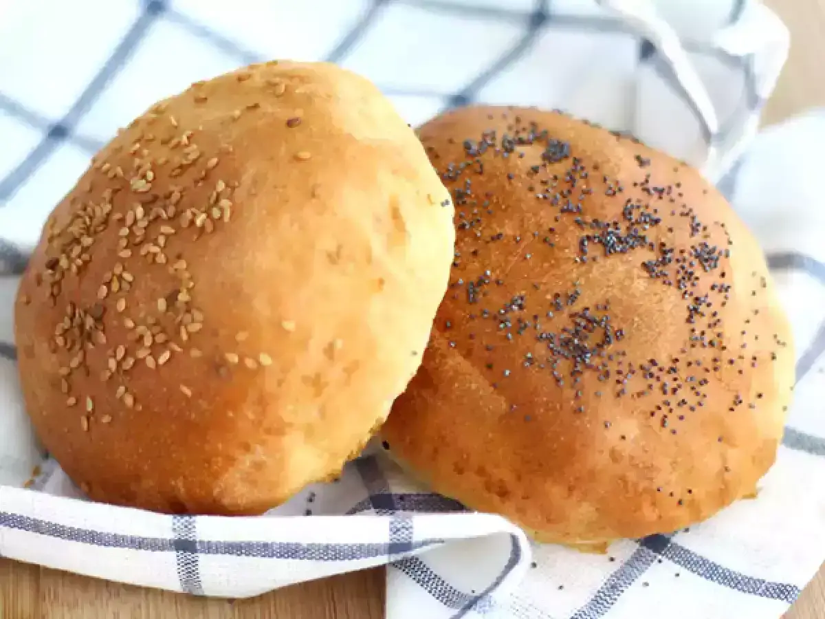 Pyszne bułki do burgerów bezglutenowe przepis. Jedna posypana sezamem, druga makiem. Idealne na domowe burgery.