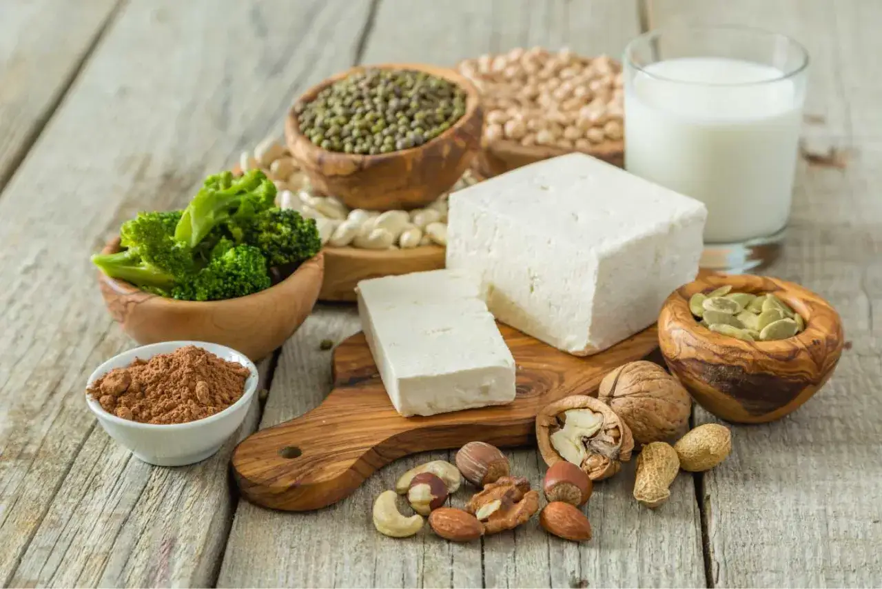 Tofu, orzechy, nasiona dyni, brokuły, ciecierzyca, fasola mung i mleko roślinne – jakie wegetariańskie produkty spożywcze są bogate w białko oraz żelazo.
