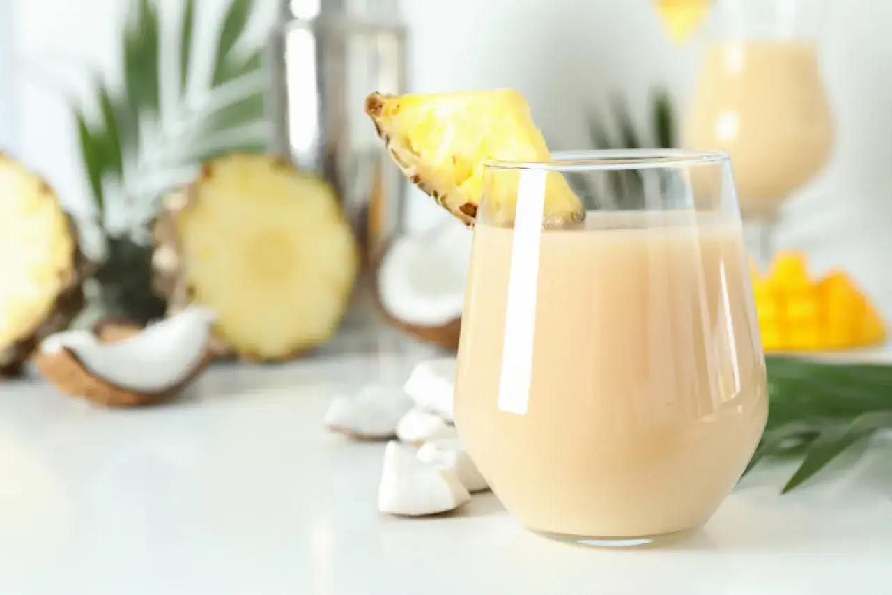 Jak zrobić shake proteinowy? Pyszny napój z ananasem, kokosem i mango. Idealny na regenerację po treningu.