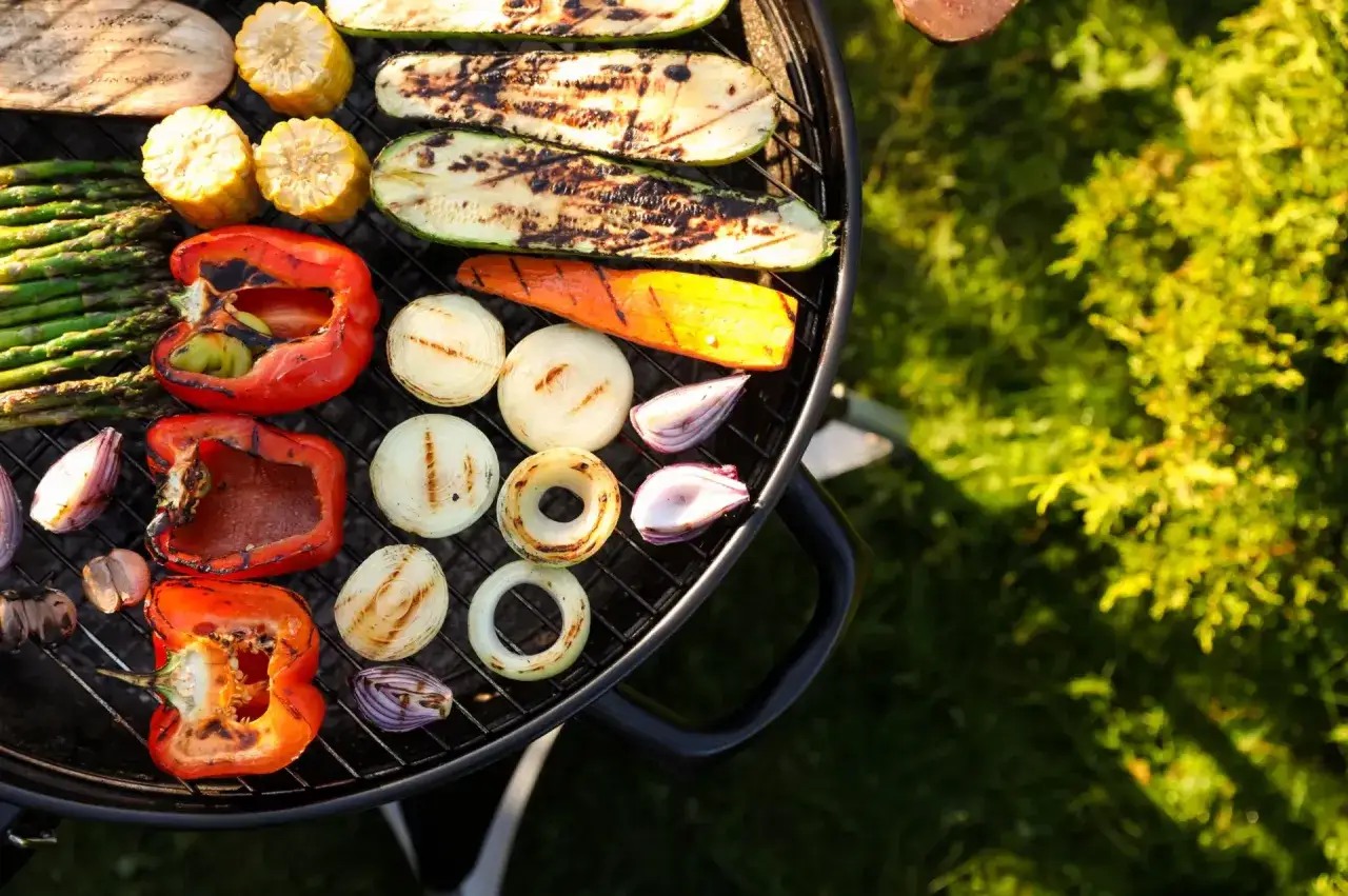 Pyszne co na grilla wegetariańskie: grillowane cukinie, papryki, cebule, szparagi, kukurydza i marchewka.
