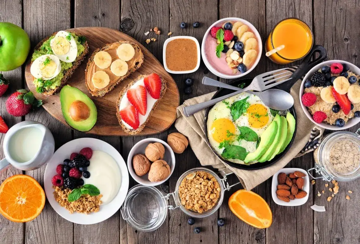 Pyszne pomysły na wegetariańskie śniadanie: tosty z awokado i jajkiem, owsianka z owocami, jogurt z granolą i jagodami, smoothie bowl.