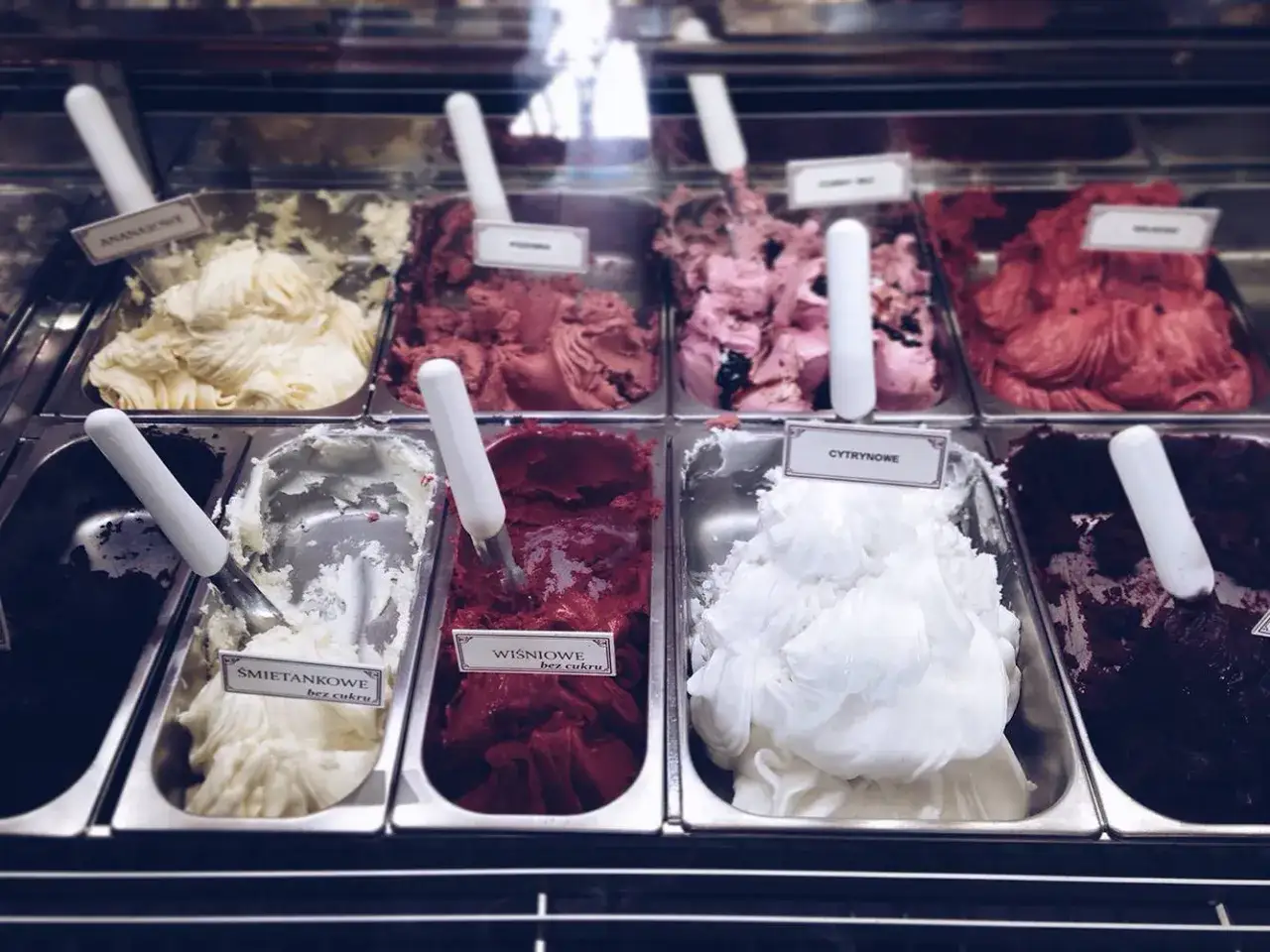 Wegańskie lody gdzie kupić? W lodziarni znajdziesz wiele smaków, m.in. ananasowe, wiśniowe bez cukru, śmietankowe bez cukru i cytrusowe.