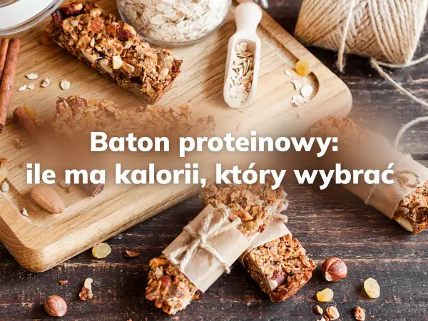 Baton proteinowy: ile ma kalorii? Na zdjęciu widać kilka batonów z płatkami owsianymi, orzechami i suszonymi owocami.