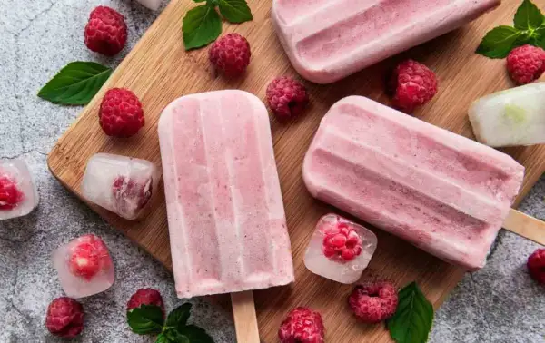 Malinowe lody na patyku i kostki lodu z malinami. Idealne przepisy na zdrowe lody, które zachwycą każdego.