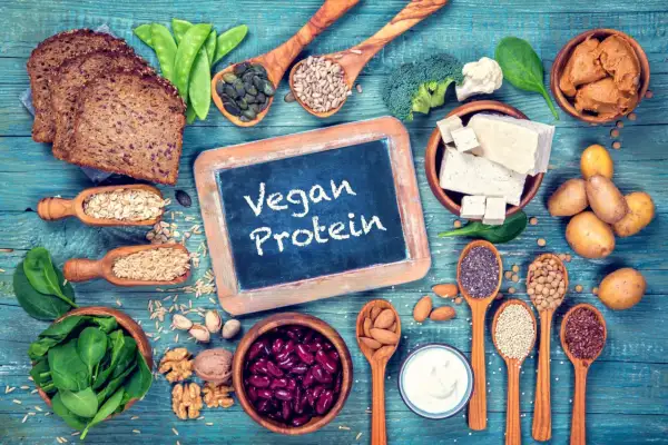 Jak uzupełniać białko w diecie wegetariańskiej? Tofu, soczewica, orzechy, nasiona chia, siemię lniane, płatki owsiane, fasola, brokuły, szpinak i pełnoziarniste pieczywo to świetne źródła.